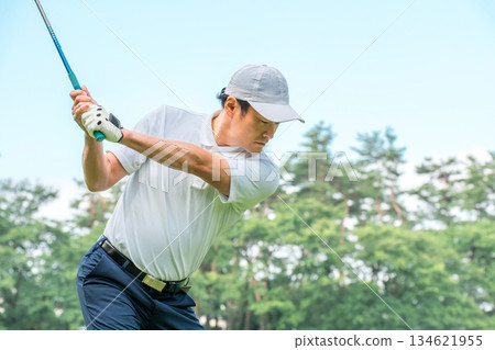高爾夫球手在高爾夫球場上開球（高爾夫揮桿） 134621955