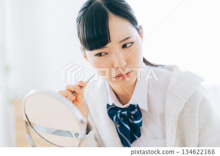 高中女生正在貼祛痘貼 134622168