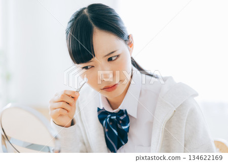 高中女生正在貼祛痘貼 134622169