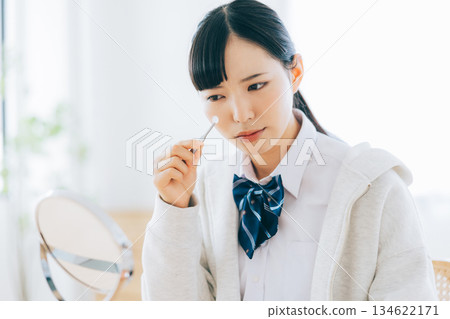 高中女生正在貼祛痘貼 134622171