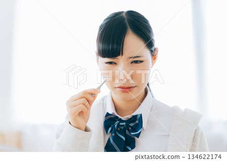 高中女生正在貼祛痘貼 134622174