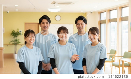 護理人員、工作人員、擊拳 134622186