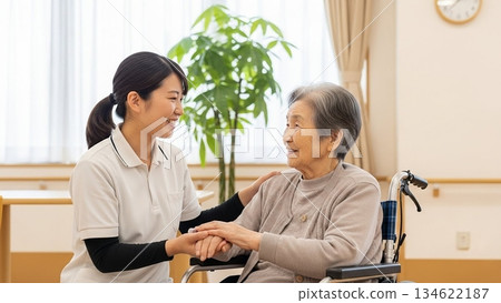 一位坐在輪椅上的老婦人和一位年輕的女護理員 134622187
