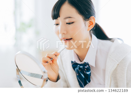 高中女生正在貼祛痘貼 134622189