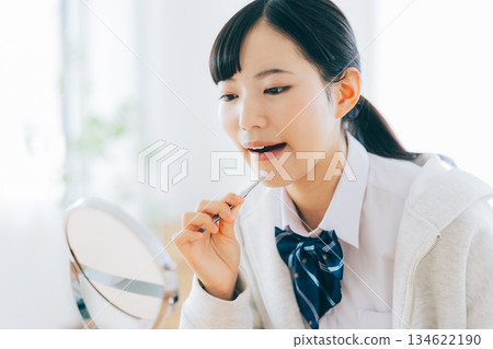 高中女生正在貼祛痘貼 134622190