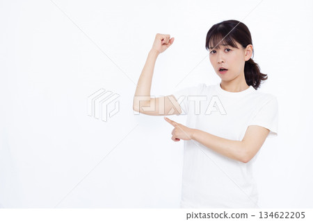 關注上臂脂肪的中年女性 134622205