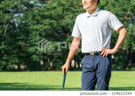 男性高爾夫球手在新鮮的綠色植物中穿著高爾夫球服(高爾夫球場、學院、會員資格) 男性高爾夫球手在新鮮的綠色植物中穿著高爾夫球服(高爾夫球場、學院、會員資格) 134622344
