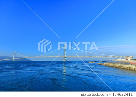 [Hyogo Prefecture] Akashi Kaikyo Bridge on a clear day (Mitsui Outlet Park Marine Pia Kobe) 134622411