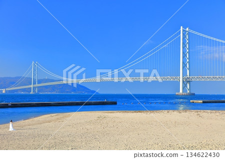 【兵庫縣】晴天的明石海峽大橋（蔚藍舞妓） 134622430