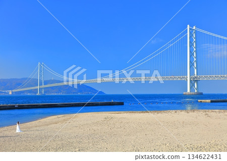 [Hyogo Prefecture] Akashi Kaikyo Bridge on a clear day (Azure Maiko) 134622431