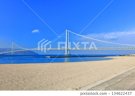 【兵庫縣】晴天的明石海峽大橋（蔚藍舞妓） 134622437