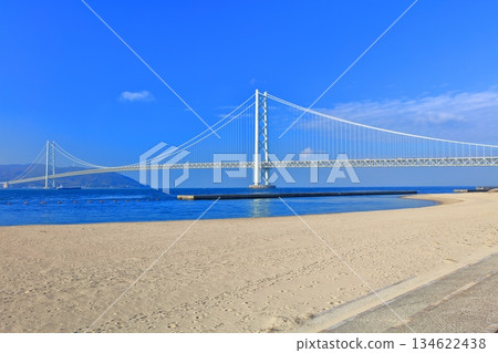 【兵庫縣】晴天的明石海峽大橋（蔚藍舞妓） 134622438