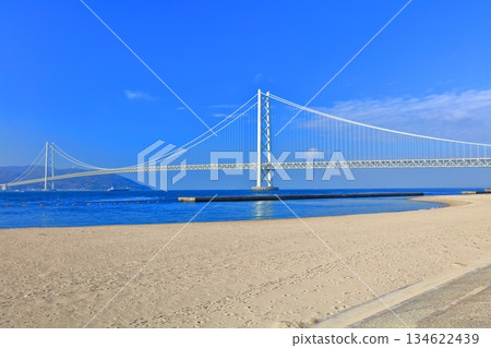 【兵庫縣】晴天的明石海峽大橋（蔚藍舞妓） 134622439