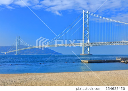 [Hyogo Prefecture] Akashi Kaikyo Bridge on a clear day (Azure Maiko) 134622450