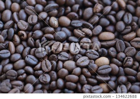 Coffee beans dark background, food ingredient photo close up 134622688
