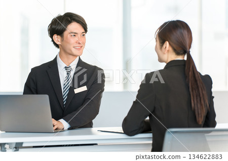 Counseling female customers, businesswomen, businessmen having meetings (consultation, advice, worries) Counseling female customers, businesswomen, businessmen having meetings (consultation, advice, worries) 134622883