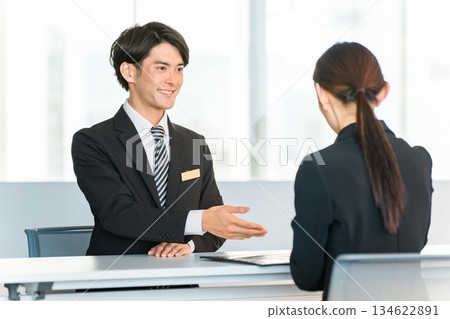Counseling female customers, businesswomen, businessmen having meetings (consultation, advice, worries) Counseling female customers, businesswomen, businessmen having meetings (consultation, advice, worries) 134622891