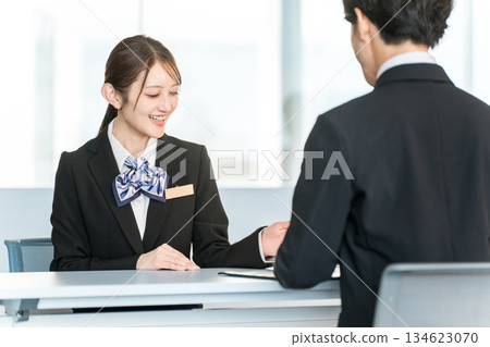一位年輕的亞洲女商人正在與一位男性顧客談判、服務和會面 134623070