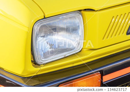 舊車的車燈 134623717