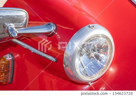 Headlight of the old car 134623720