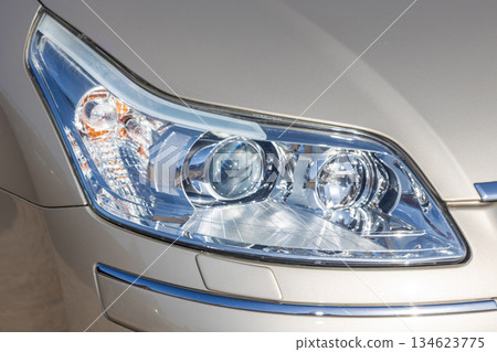 舊車的車燈 舊車的車燈 134623775