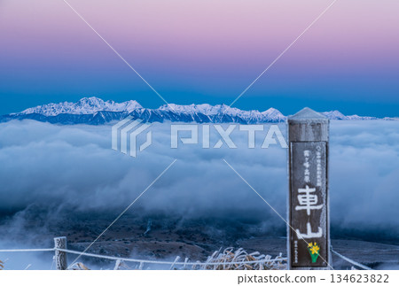 從霧峰高原的山頂，金星帶和晨曦將北阿爾卑斯山脈的穗高山脈染成粉紅色，它們漂浮在雲海之中。 134623822