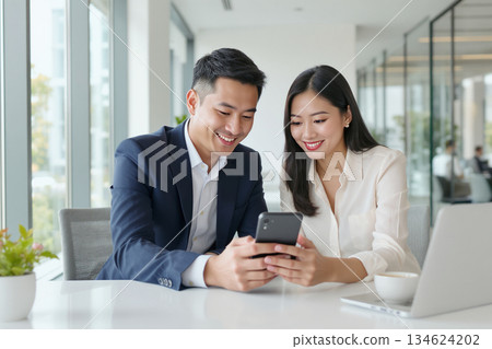 男女查看智慧型手機(直式構圖) 男女查看智慧型手機(直式構圖) 134624202