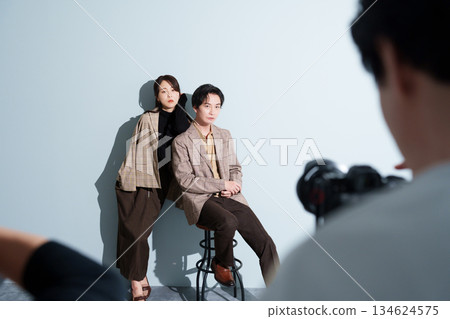 秋季男女模特兒時尚寫真拍攝 134624575