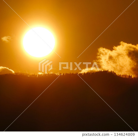 夕陽西下,落日餘暉灑在山巒之上,構成一幅簡單的畫面。 夕陽西下,落日餘暉灑在山巒之上,構成一幅簡單的畫面。 134624809