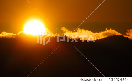 夕陽西下，落日餘暉灑在山巒之上，構成一幅簡單的畫面。 134624814