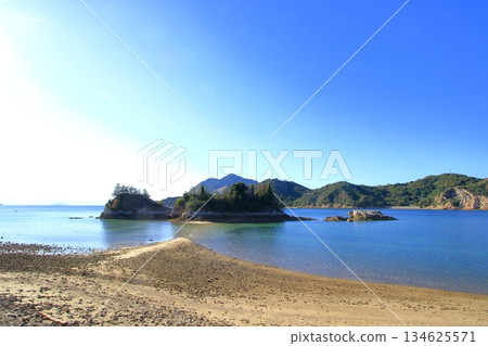 退潮時,茶鬚山(江田島市)與大陸相連。 退潮時,茶鬚山(江田島市)與大陸相連。 134625571