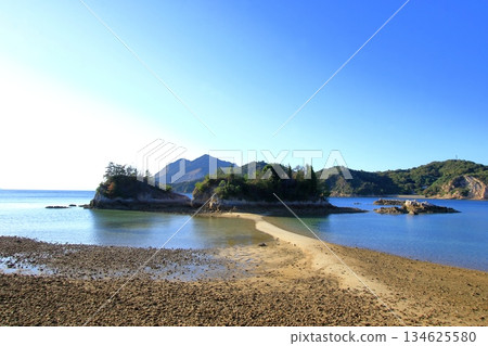 由於連島沙洲現象,廣島縣最低的山峰(竹鬚山)與大陸相連。 由於連島沙洲現象,廣島縣最低的山峰(竹鬚山)與大陸相連。 134625580