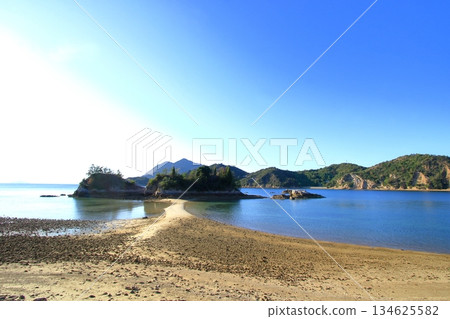 廣島縣最低的山峰(潮汐山)在退潮時會與大陸相連。 廣島縣最低的山峰(潮汐山)在退潮時會與大陸相連。 134625582