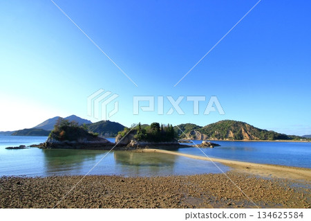 廣島縣最低的山峰(潮汐山)在退潮時會與大陸相連。 廣島縣最低的山峰(潮汐山)在退潮時會與大陸相連。 134625584