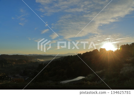 從十日町星峠的梯田欣賞日出。 134625781