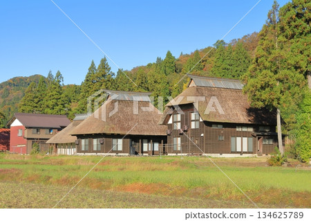 柏崎市荻野島圓形聚落中一棟老房子的景象 134625789