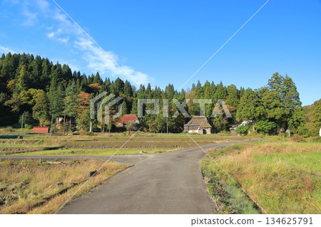 A view of the Oginoshima circular village in Kashiwazaki, typical of the Japanese countryside 134625791