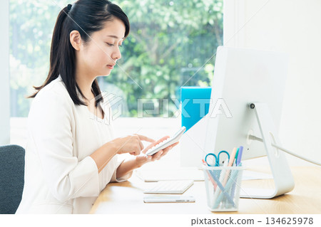 做辦公室工作的年輕女人 134625978
