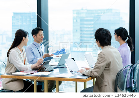 在辦公室的業務人會議 134626440