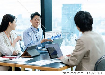 在辦公室的業務人會議 134626441