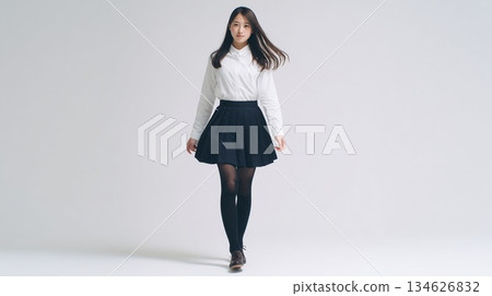 一位日本高中女生在攝影棚內行走的寫真 | 簡潔的單色制服風格時尚 134626832