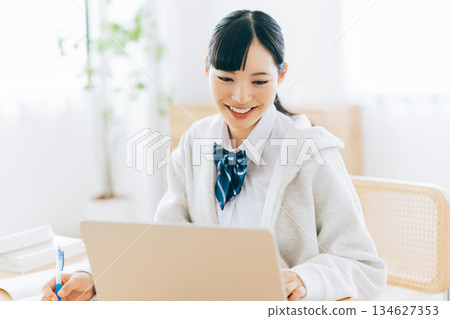 High school students studying online 134627353