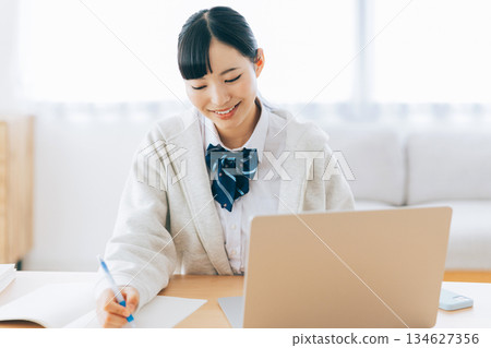 High school students studying online 134627356