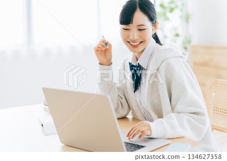 高中學生在線學習 134627358