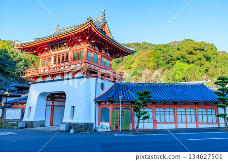 秋日的佐賀郡武雄市武雄溫泉塔門 秋日的佐賀郡武雄市武雄溫泉塔門 134627501
