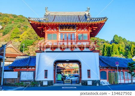 秋日的佐賀郡武雄市武雄溫泉塔門 秋日的佐賀郡武雄市武雄溫泉塔門 134627502
