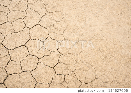 乾旱龜裂的土地紋理背景 134627606