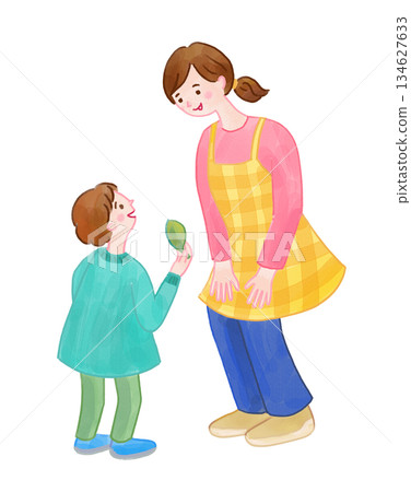 一位穿著圍裙的女子蹲著聽孩子說故事。 134627633