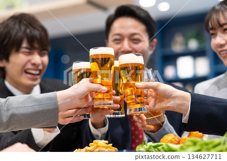 商人們正在舉行宴會 134627711