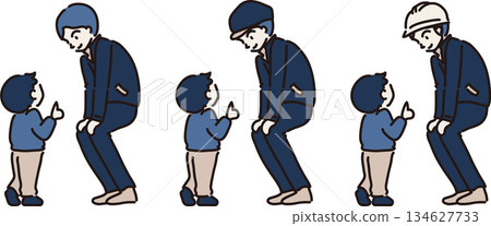 身穿藏藍色制服的工作人員正在聽孩子說故事 134627733